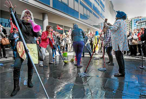 Las trabajadoras de la limpieza, en huelga desde hace diez días, continúan con las protestas. Foto Heraldo de Aragón